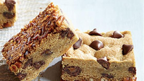 "flipped" pretzel cookie bars with caramel filled delightfulls™
