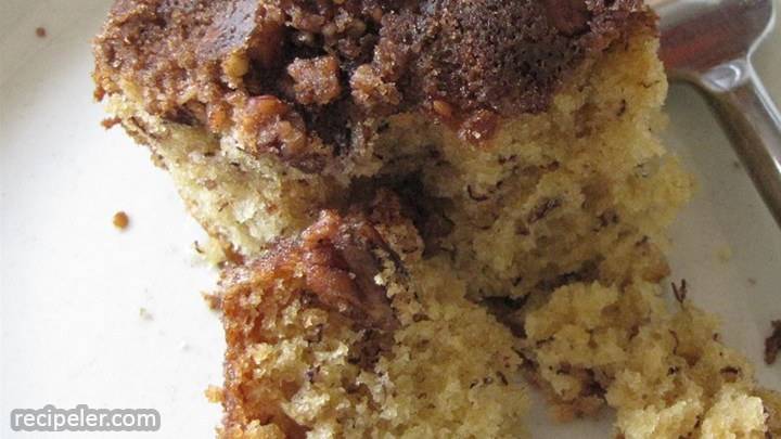 banana coffee cake with pecans