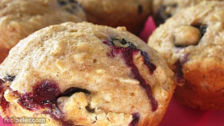 berry oatmeal muffins