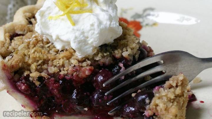 blueberry crumb pie