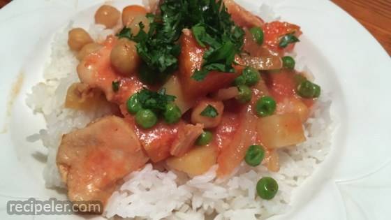 Boneless Chicken Breast with Tomatoes, Coconut Milk, and Chickpeas in the Slow Cooker