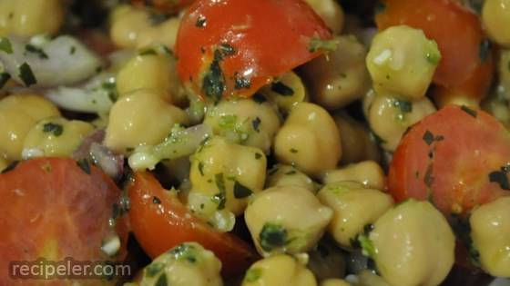 Chickpea Salad with Red Onion and Tomato
