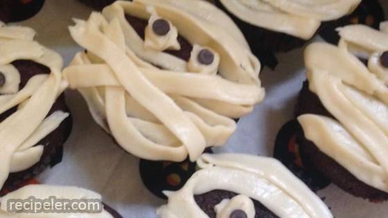 Easy Halloween Mummy Cupcakes