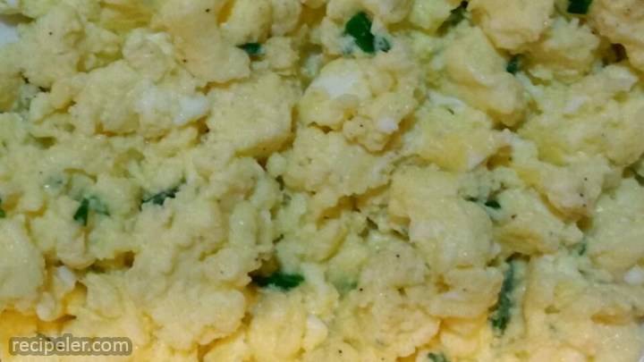 garlic-cilantro scrambled eggs