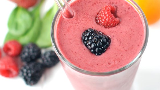 healthy berry and spinach smoothie