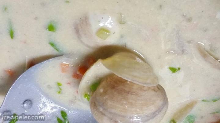 marilyn's cheesy clam chowder