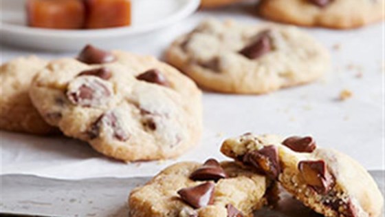 nestle® toll house® caramel filled delightfulls™ chocolate chip cookies