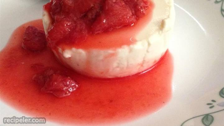 panna cotta with fresh strawberry sauce