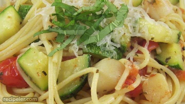 pasta with scallops, zucchini, and tomatoes