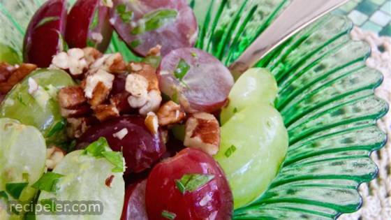 Quick 'n Easy Grape Salad with Concord Dressing
