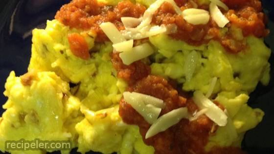 Scrambled Eggs with Leek and Sauce