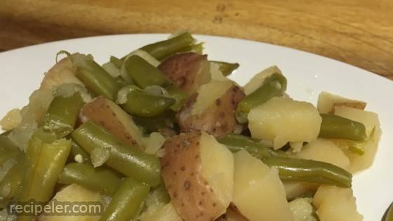Slow-Cooked Fresh Green Beans with Bacon, Onion, and Red Potatoes
