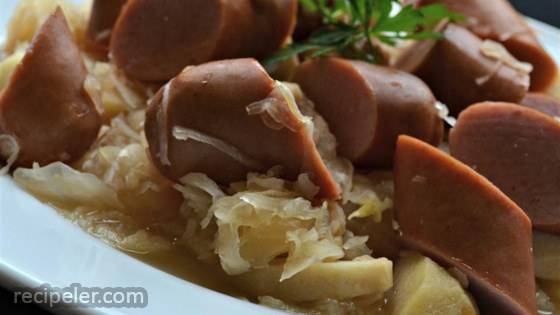 Slow Cooker Knockwurst with Sauerkraut and Apples