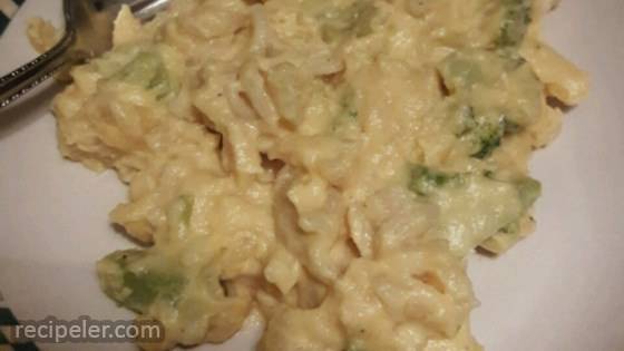 Slow Cooker Macaroni and Cheese with Broccoli