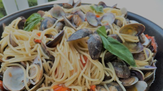 spaghetti with clams and cherry tomatoes