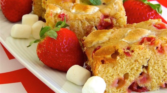 Strawberry-marshmallow Blondies