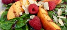 grilled peach salad with spinach and raspberries