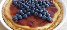 red, white, and blueberry cheesecake pie