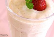 asian pear and strawberry smoothie