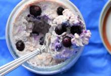 blueberry-cinnamon overnight oats with greek yogurt
