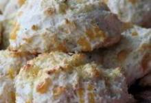 easy cheddar biscuits with fresh herbs