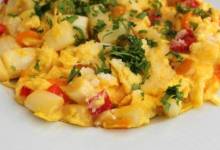 eggs strapazzate del giardino with white asparagus