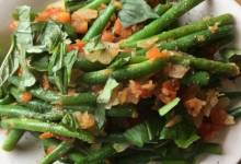 green beans braised with tomatoes and fresh basil