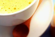 haldi ka doodh (hot turmeric milk)