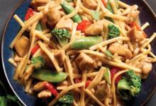 no yolks&#174; asian vegetables and chicken in a spicy peanut sauce