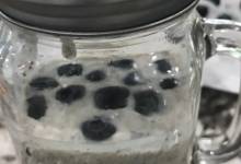 overnight oats with blueberries