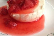 panna cotta with fresh strawberry sauce
