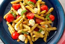 quick penne pesto with tomatoes