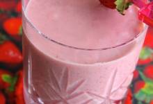 quick strawberry oatmeal breakfast smoothie