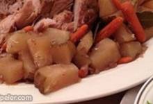 Red Wine and Garlic Slow Cooker Roast