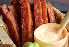 spam&#174; fries with spicy garlic sriracha dipping sauce
