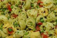 tortellini salad with tomatoes and peas